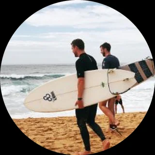 Surfeurs sur la plage